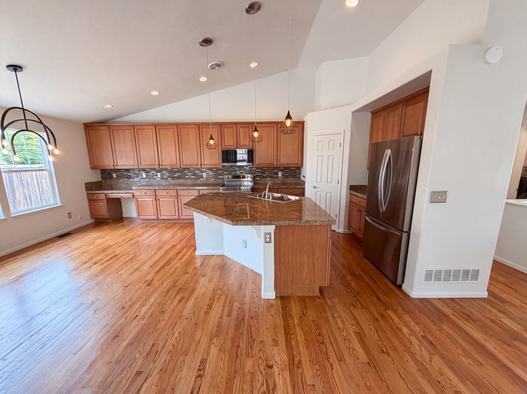 Property photo 2 of 2802 S Ireland Way