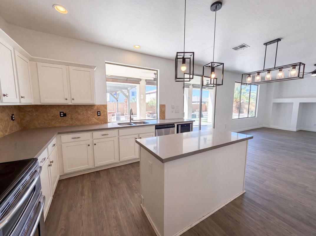Photo 12 of 35 of 17645 W Hale Bopp Dr, Goodyear, AZ