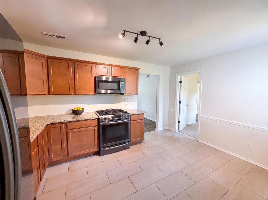 Property photo 2 of 728 Milan Rd E