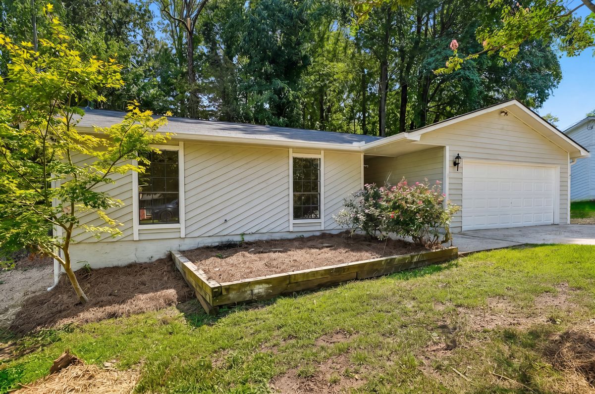 Property photo 1 of 2464 Silver Moss Way