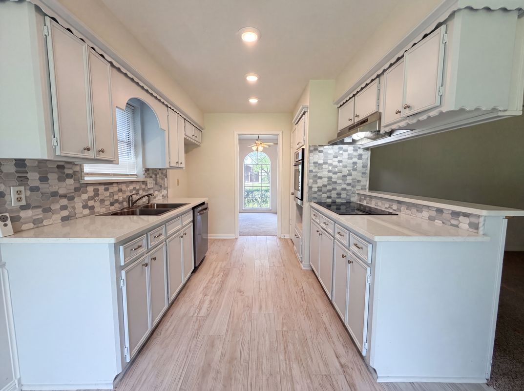 Property photo 2 of 16338 Hollow Wood Dr