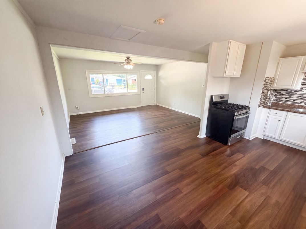 Photo 2 of 18 of 3125 Midvale Dr, Indianapolis, IN