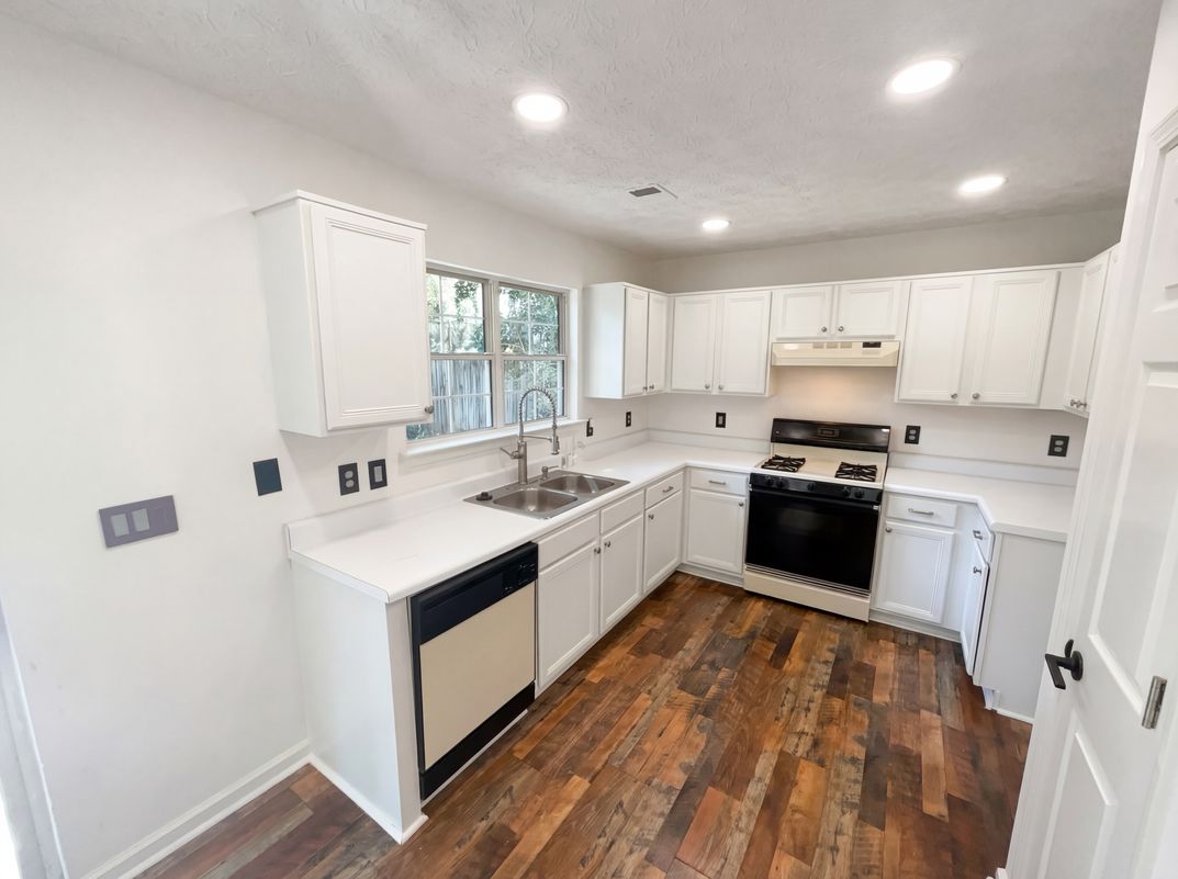Property photo 2 of 3720 Majestic Dr SW