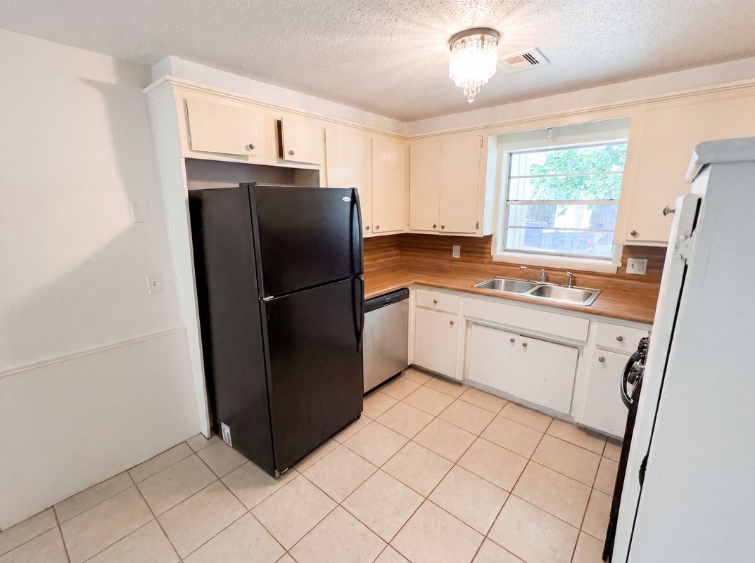 Property photo 2 of 1513 N Bradley Ave
