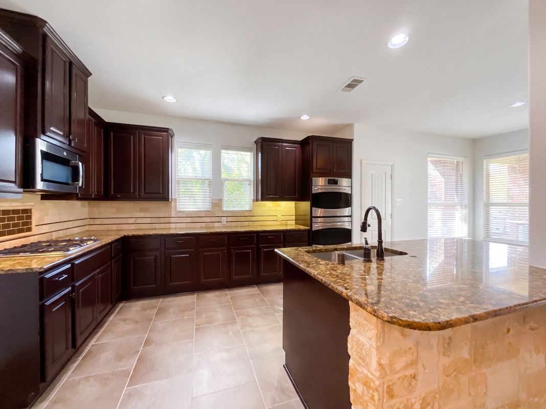 Property photo 2 of 312 Overland Trce