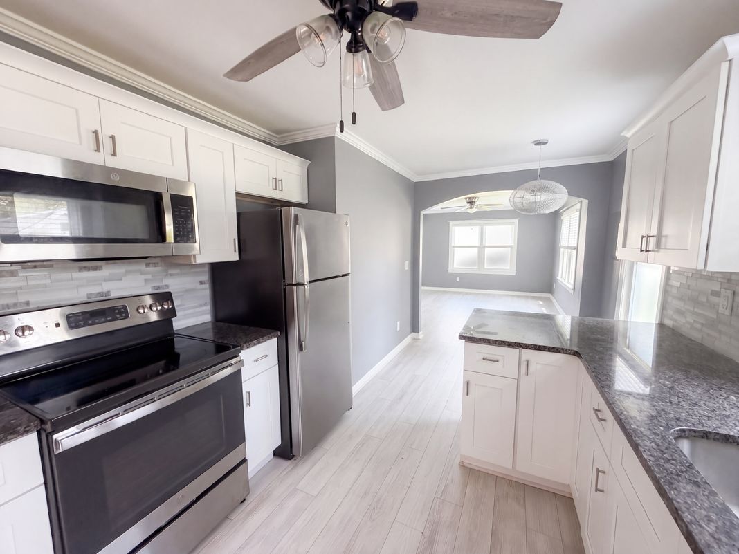 Property photo 2 of 946 N Logan St
