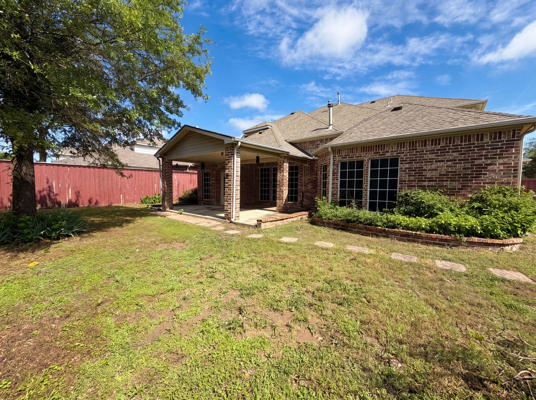 Photo 5 of 28 of 1126 Glencoe Dr, Glenn Heights, TX