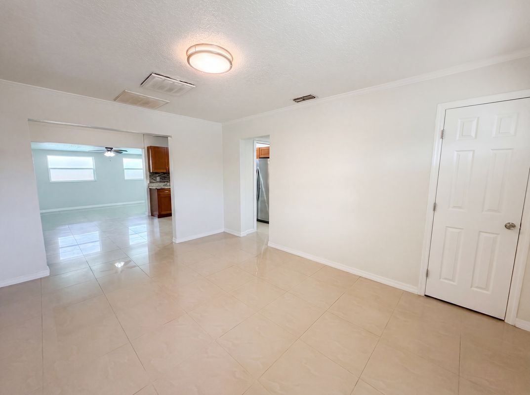 Photo 17 of 25 of 15525 Bedford Cir E, Clearwater, FL