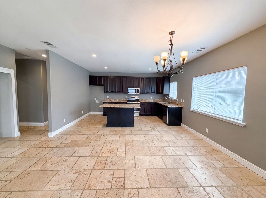 Property photo 2 of 257 Sutter Crst W