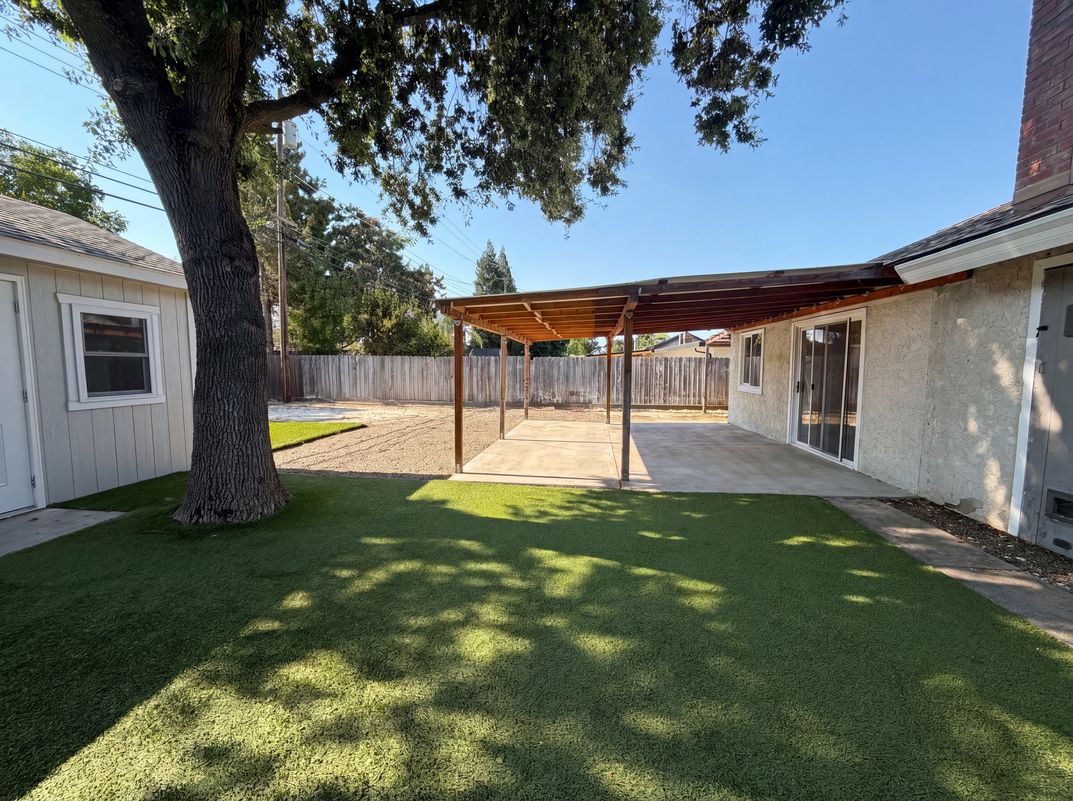 Property photo 1 of 1422 Oakmont Dr