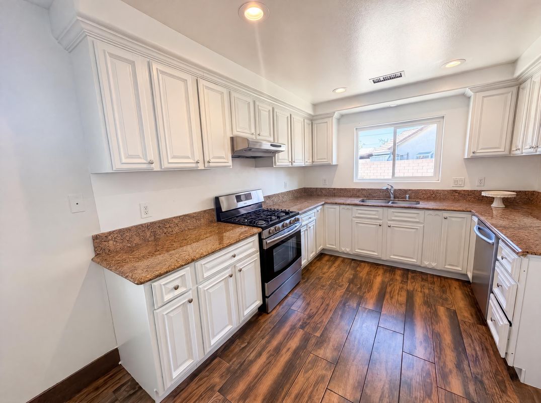 Property photo 2 of 922 W Craig St