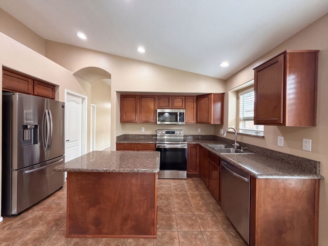 Property photo 2 of 1365 E Prickly Pear Dr