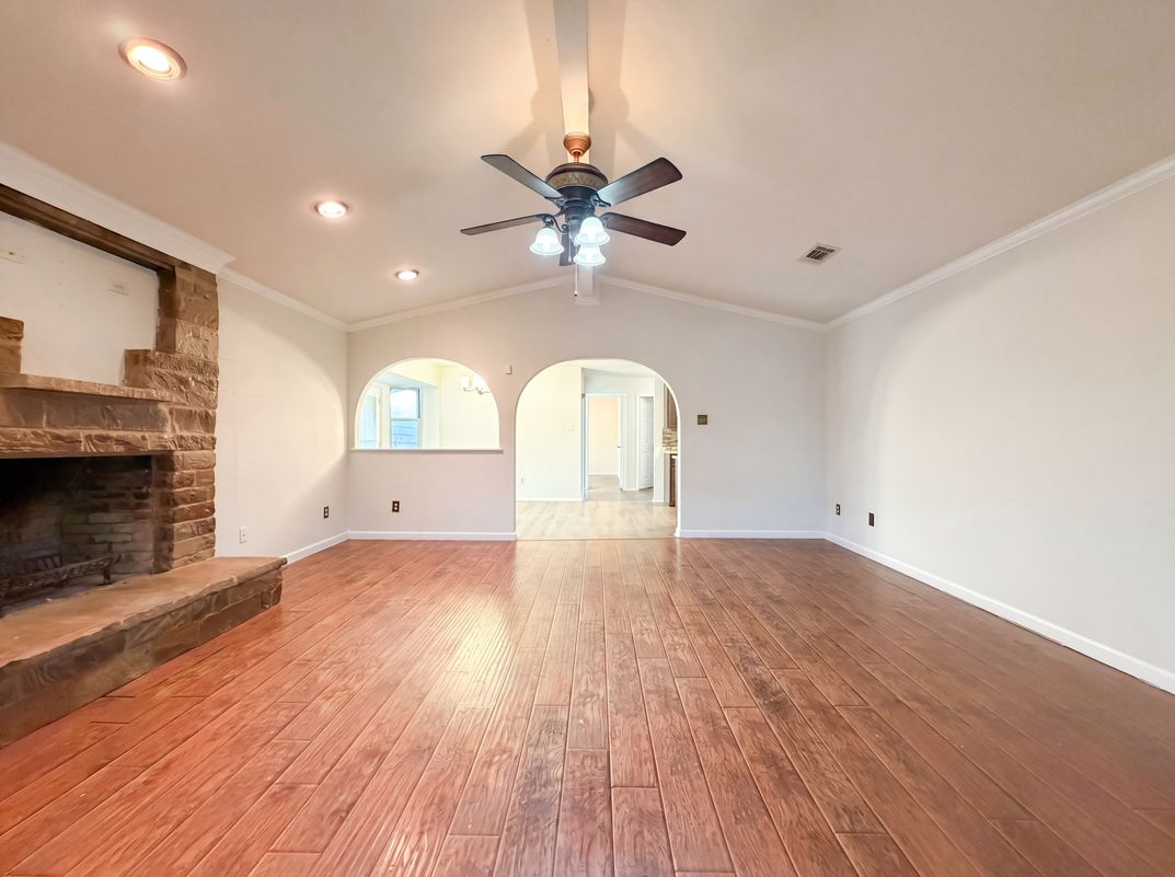 Property photo 3 of 203 W Hogan Dr