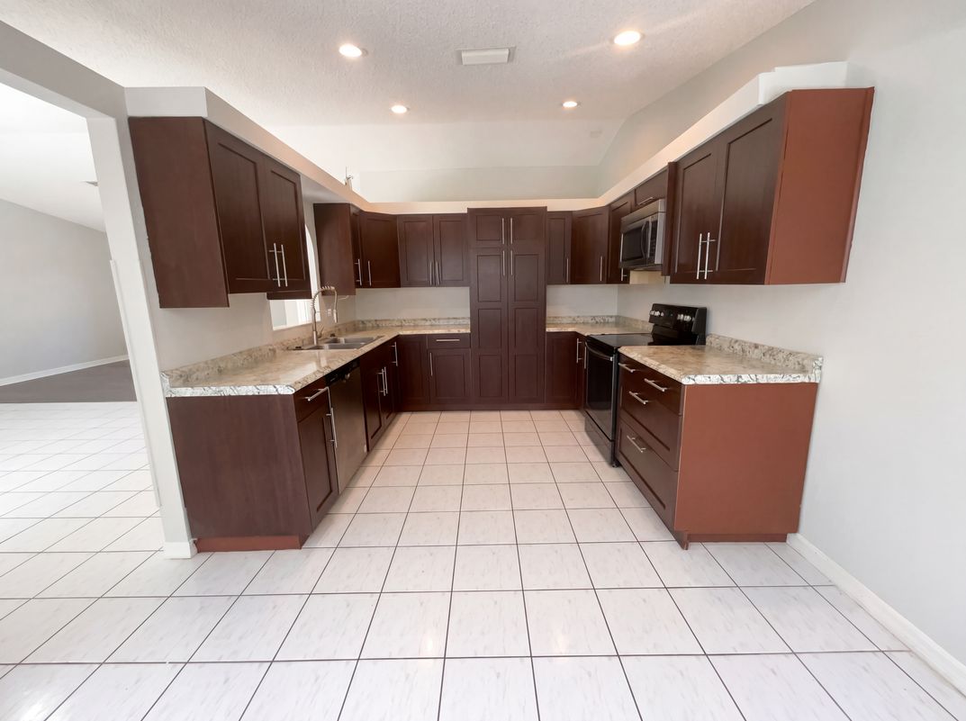 Property photo 2 of 1750 Evergreen Ct