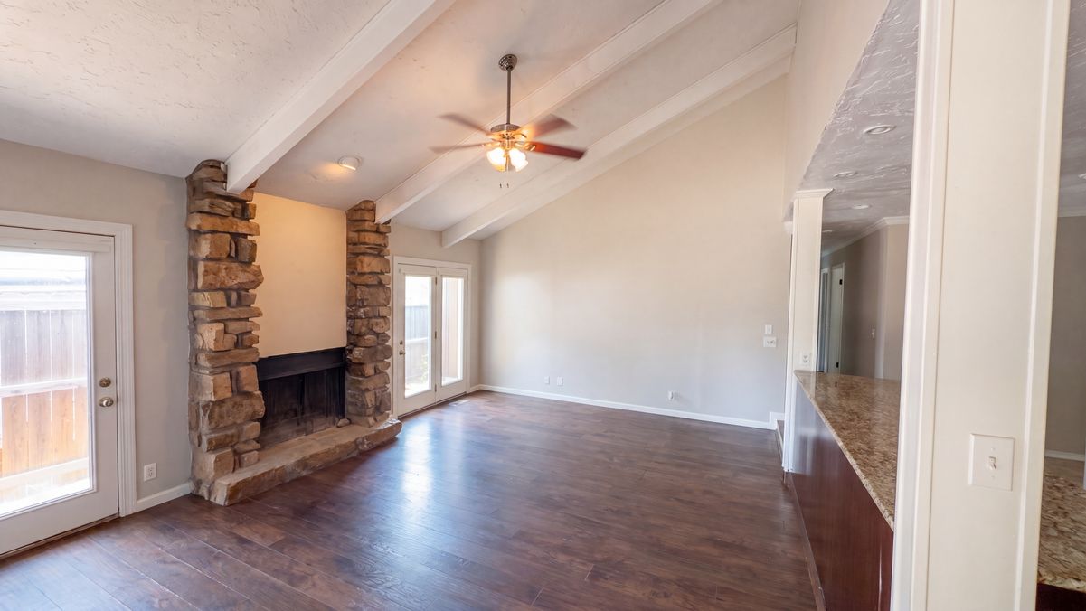 Property photo 3 of 1409 S Walnut Ave