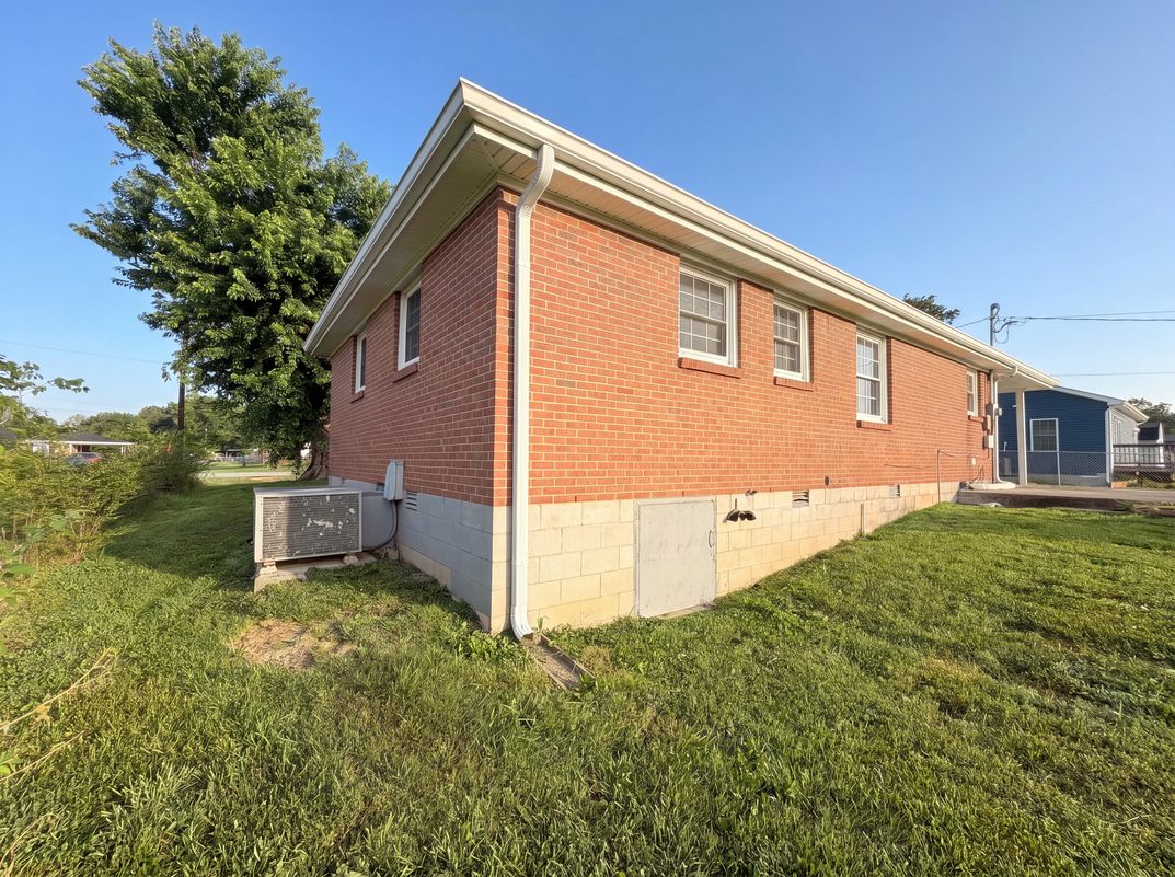 Photo 5 of 17 of 112 Norris Dr, Clarksville, TN