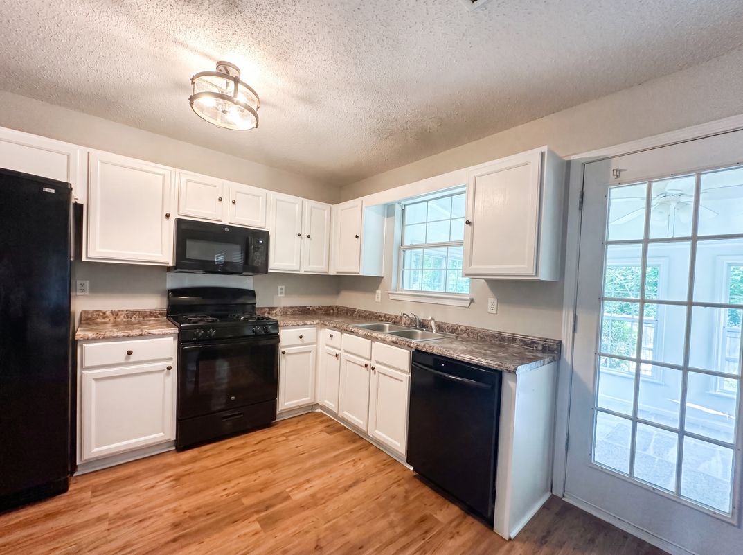 Property photo 2 of 3167 River Oak Rd