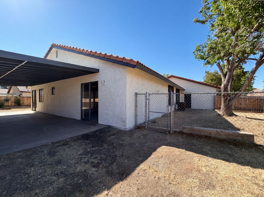 Photo 5 of 25 of 42355 Willeta Ave, Lancaster, CA