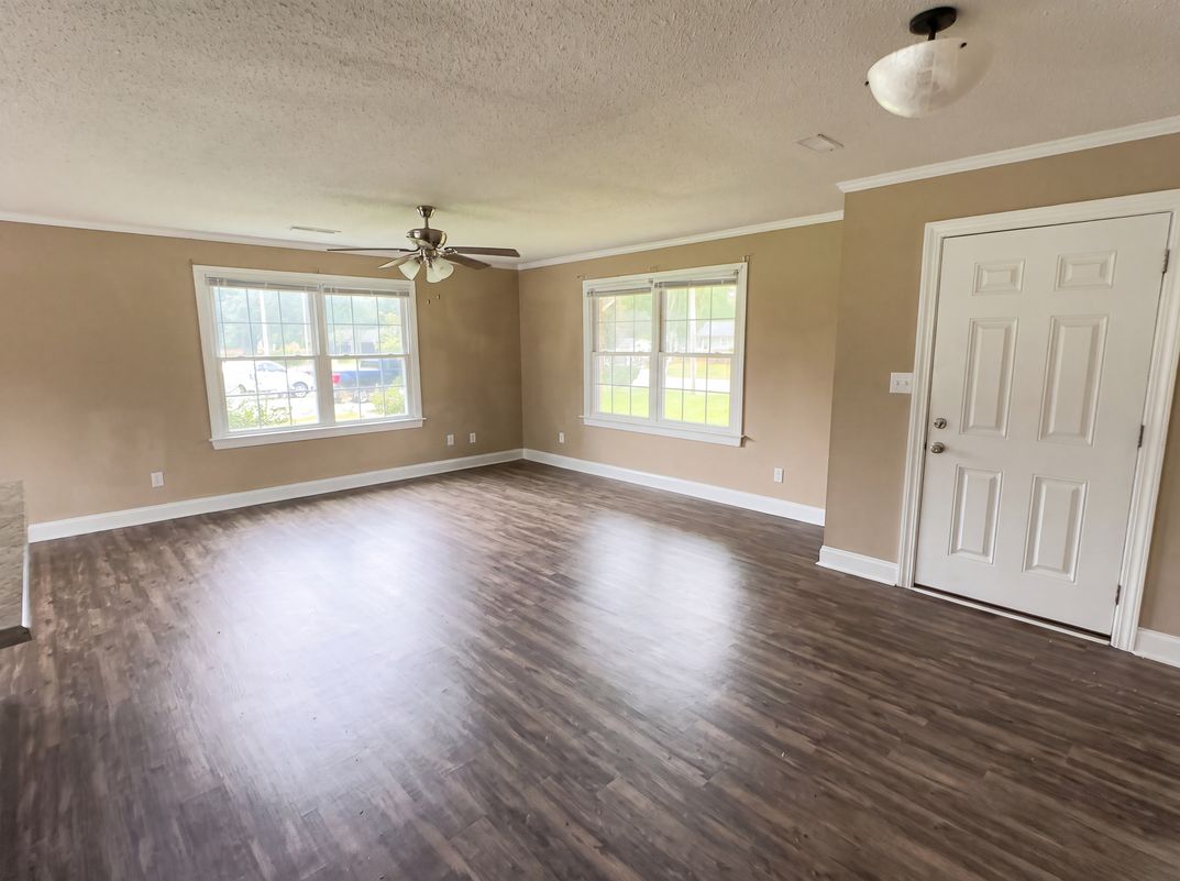 Property photo 3 of 2401 N Hills Dr