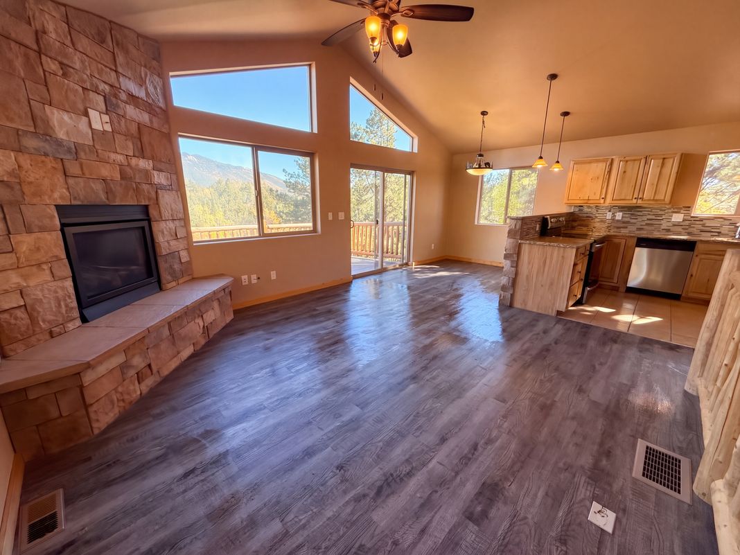 Property photo 3 of 1920 Pikes Peak Dr