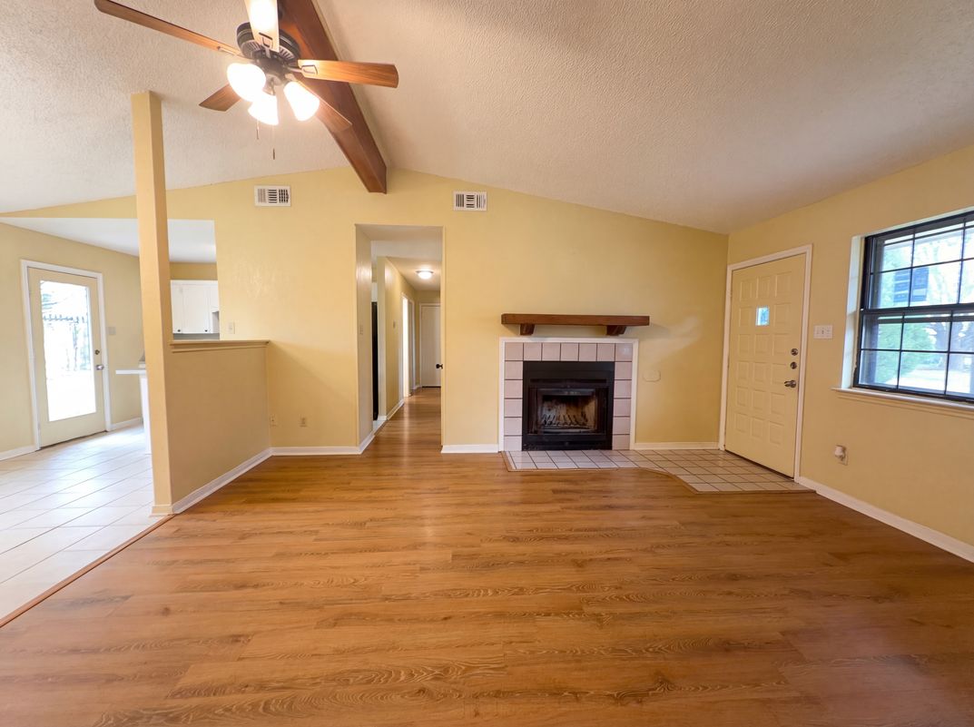 Property photo 3 of 908 Hackberry St