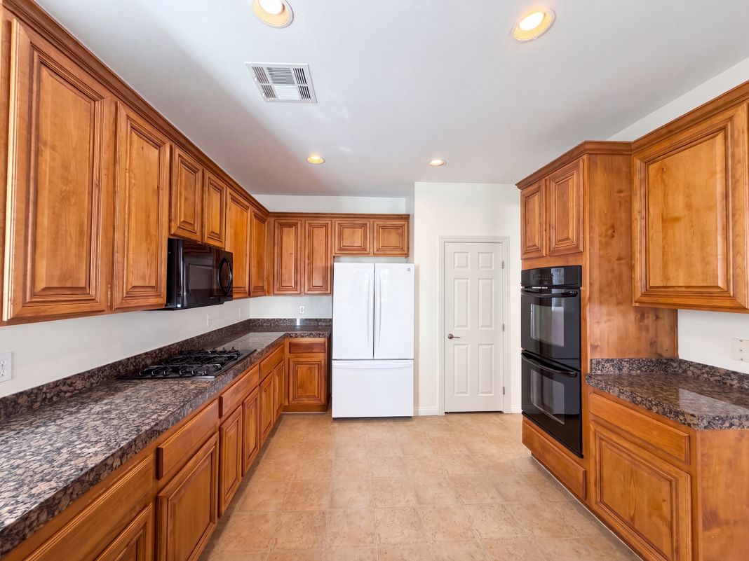 Property photo 2 of 360 S Milan St