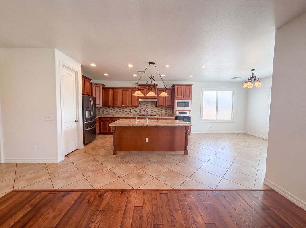 Property photo 2 of 11 W Canyon Way