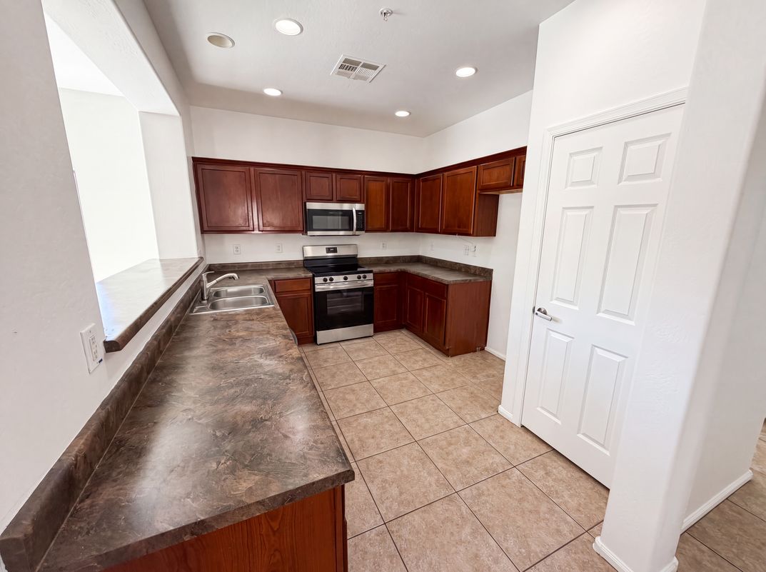 Property photo 2 of 934 E Overlin Dr