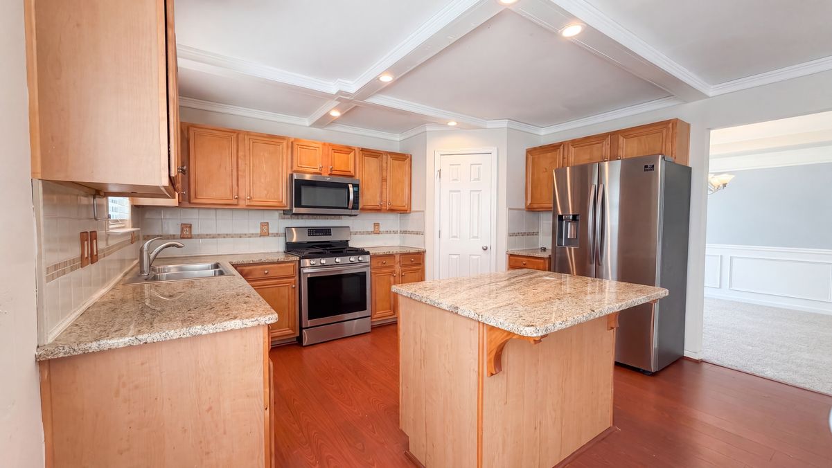 Property photo 2 of 330 Oxnard Cir SW