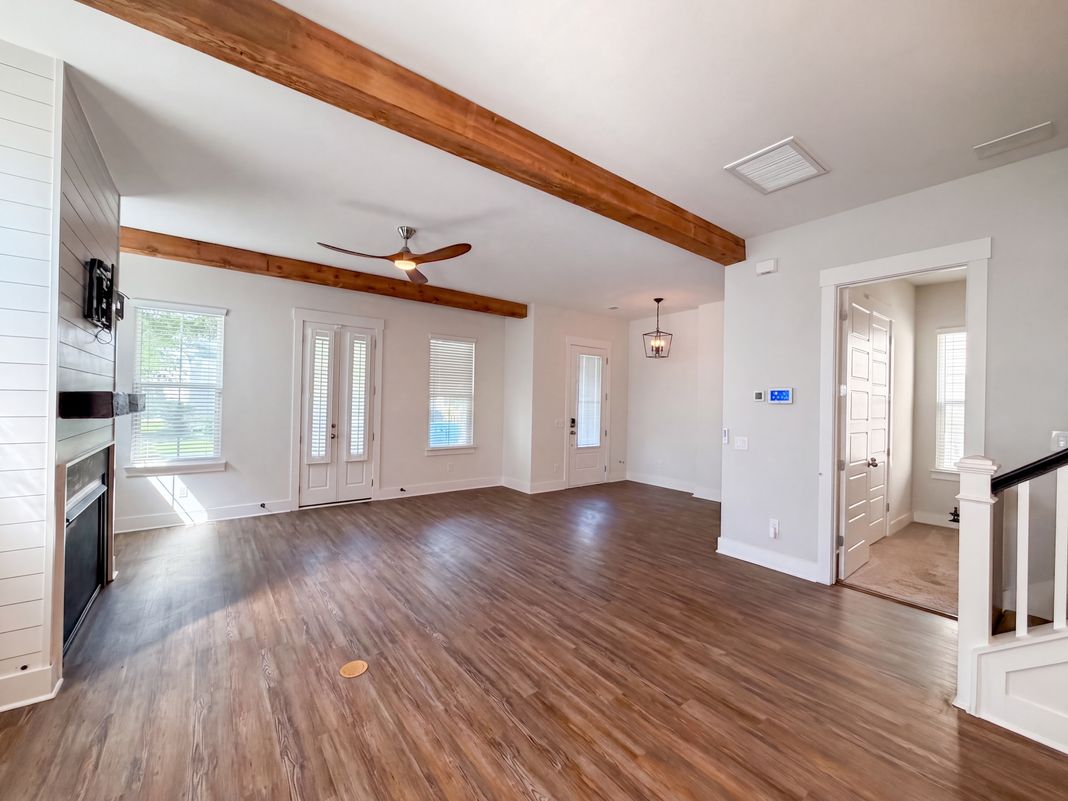 Property photo 3 of 2021 Codorus Ln