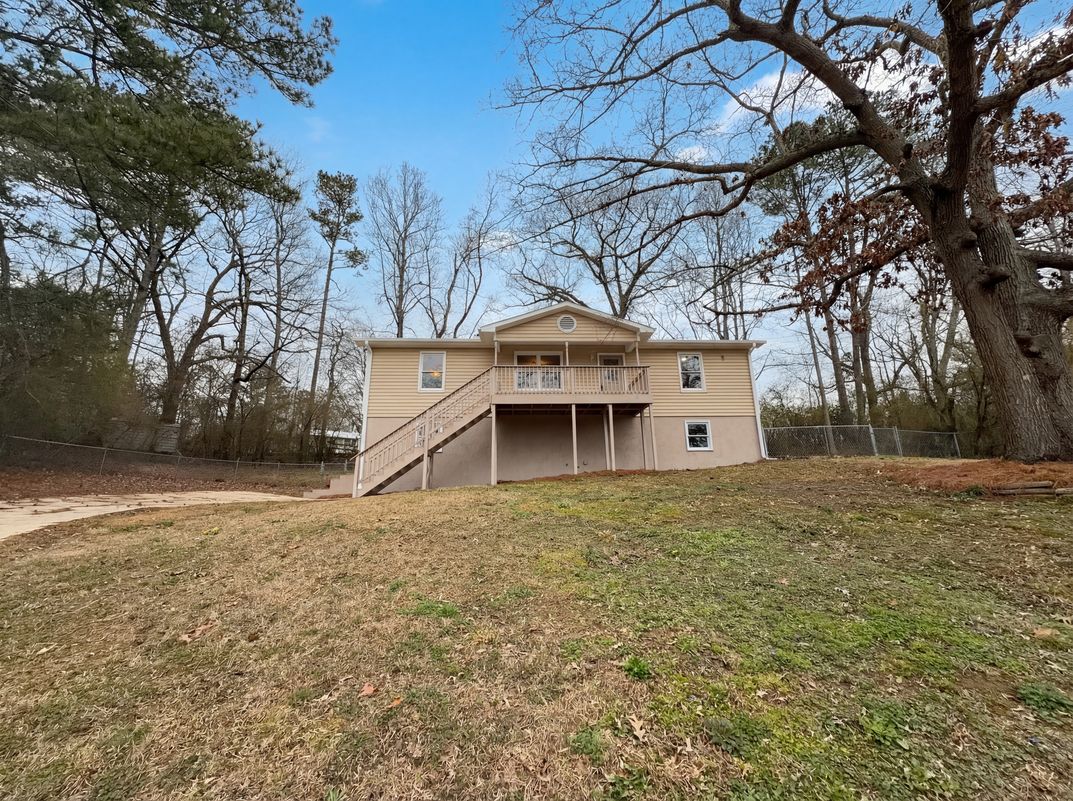 Property photo 1 of 225 Ash Cir