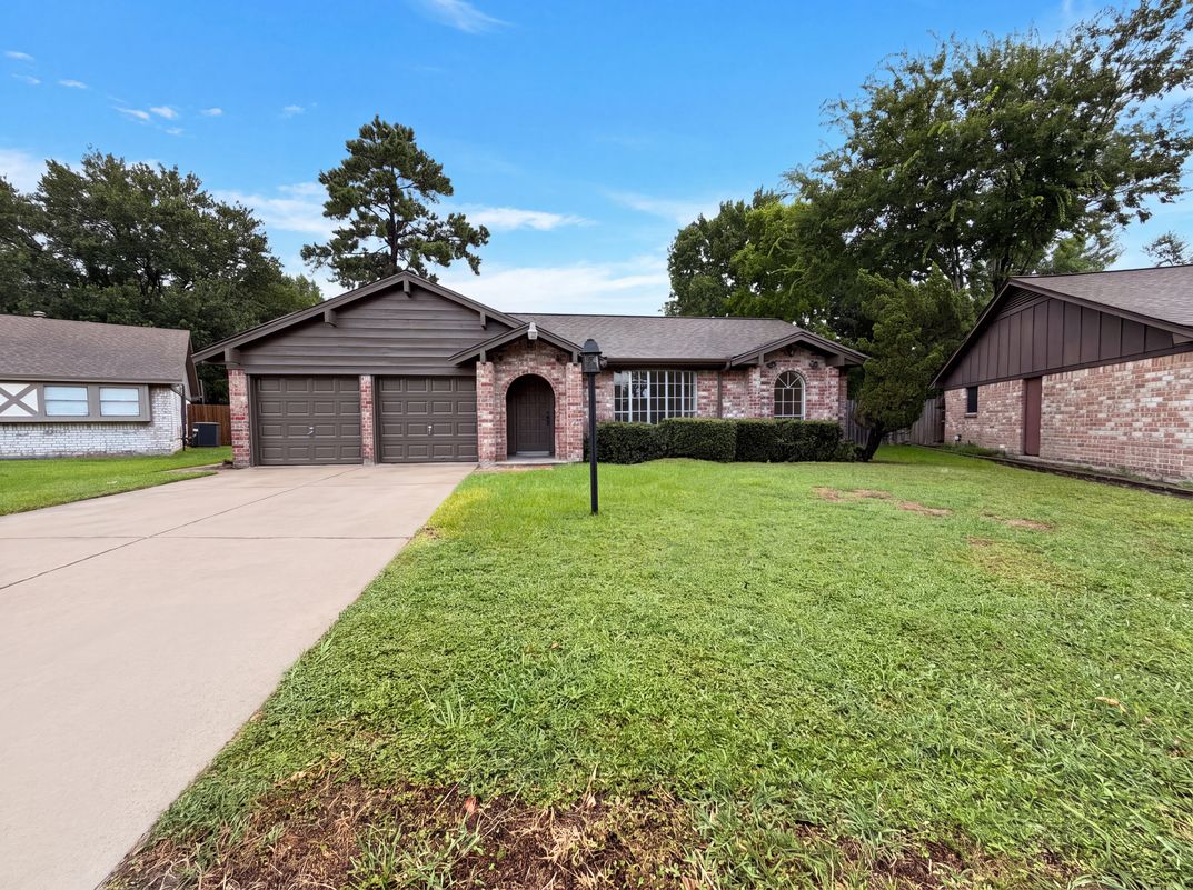 Property photo 1 of 16338 Hollow Wood Dr