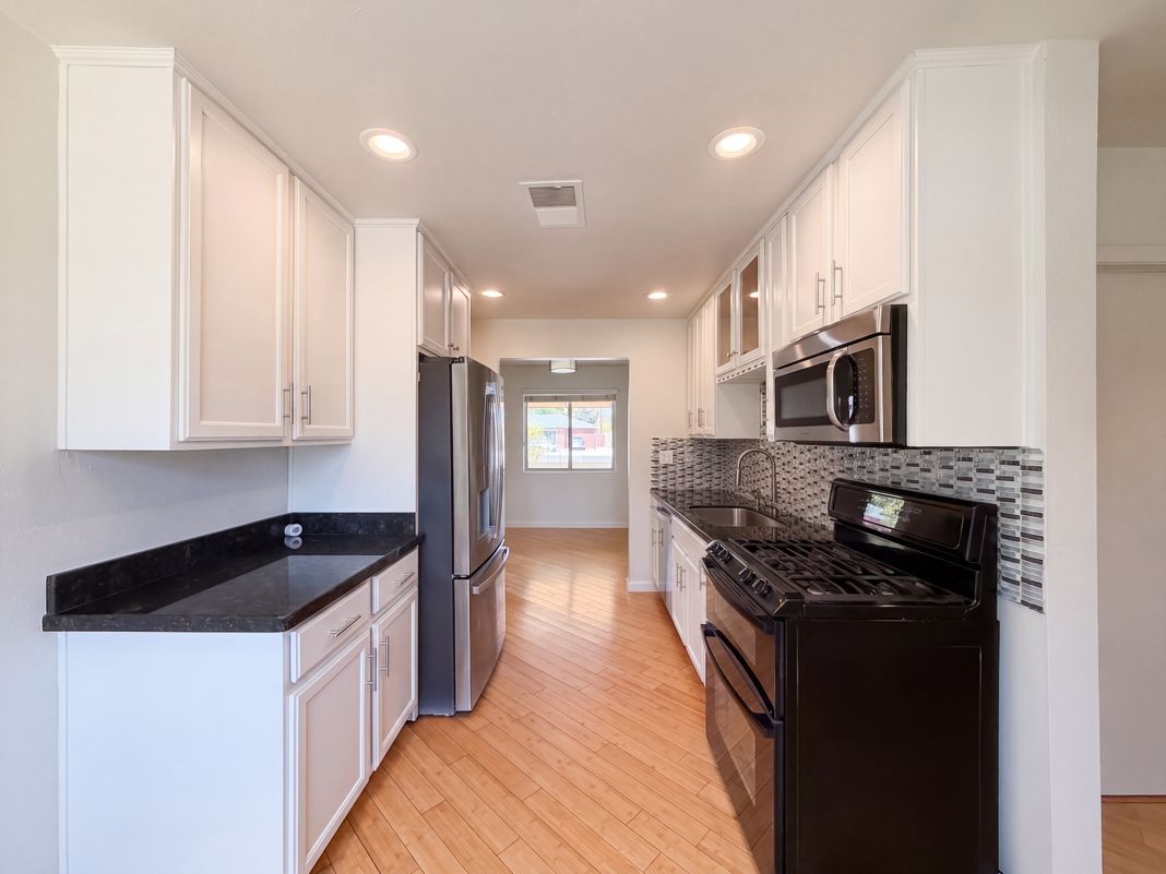 Property photo 2 of 909 W Missouri Ave
