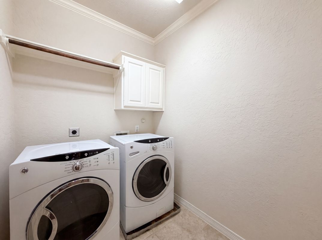 Photo 18 of 21 of 2942 Royal Oaks Crst, Houston, TX
