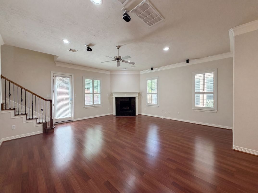 Photo 3 of 21 of 2942 Royal Oaks Crst, Houston, TX