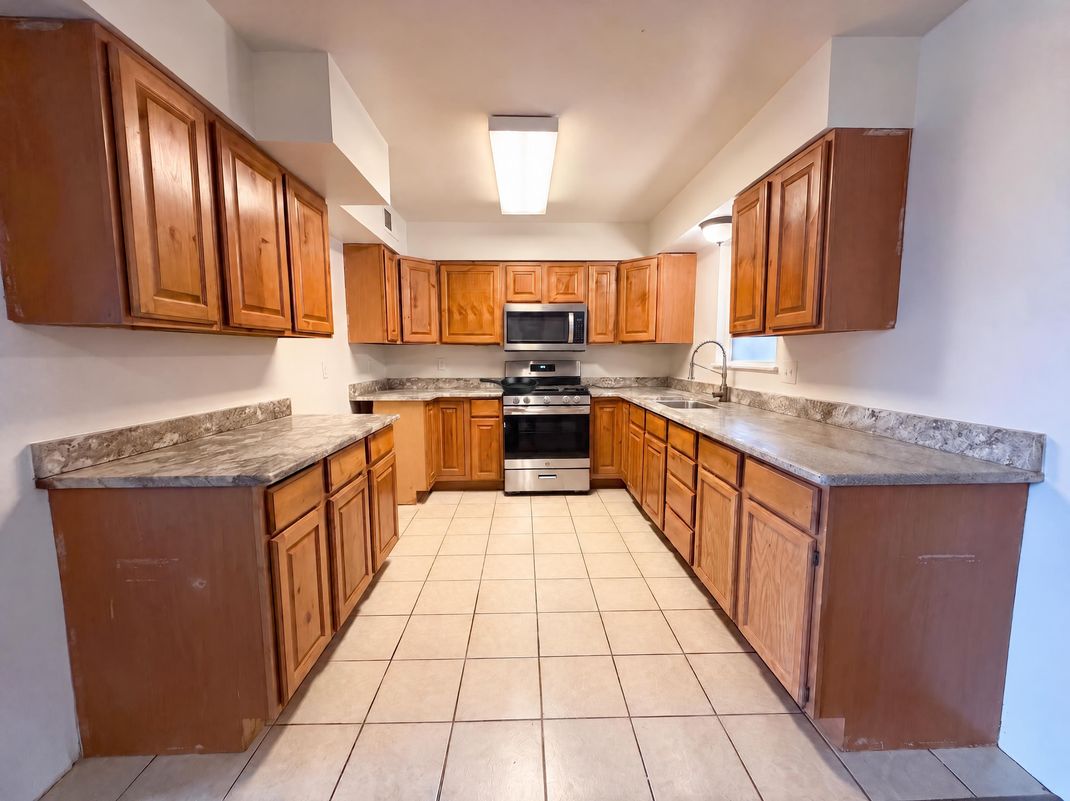 Property photo 2 of 604 Maxine St NE