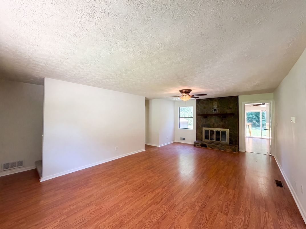 Property photo 3 of 104 Belair Ln