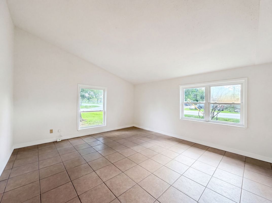 Property photo 2 of 703 Midland Ct