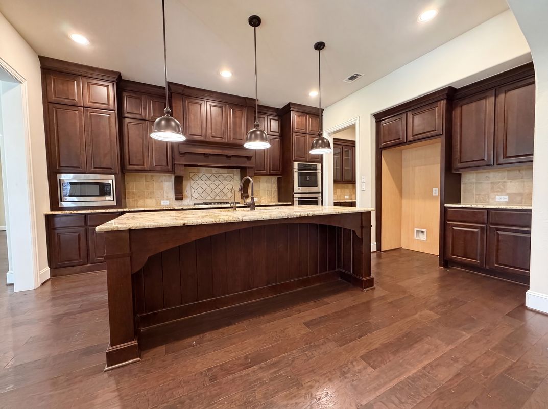 Property photo 2 of 27911 Warren Park Dr