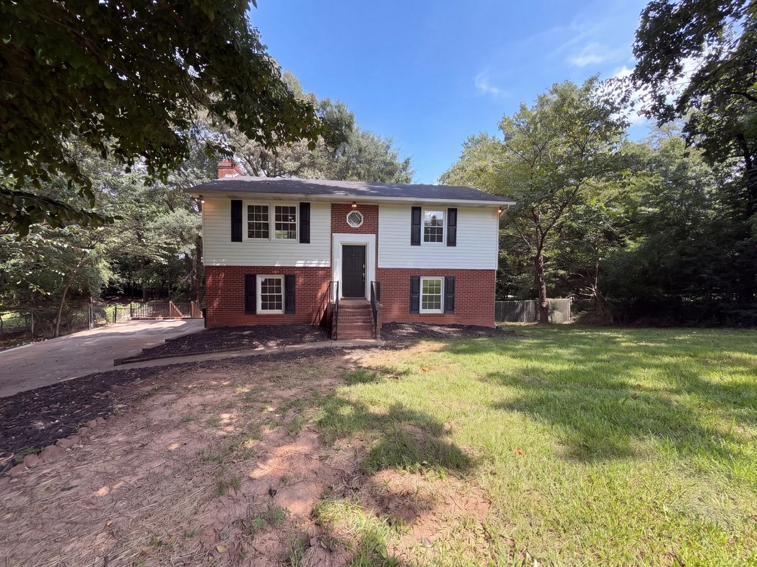Property photo 1 of 115 Redcoat Dr