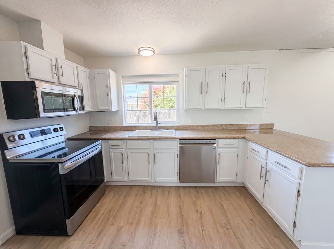 Property photo 2 of 838 Dutra Ave