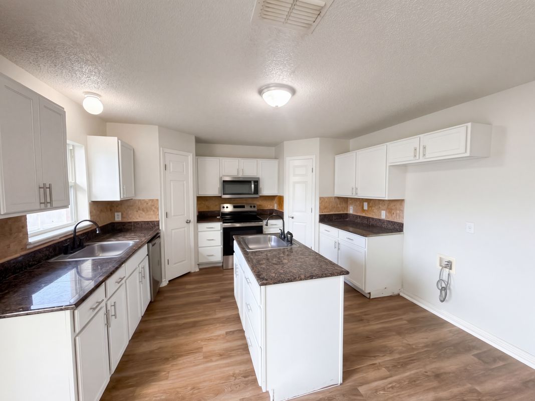 Property photo 2 of 1818 Superior Ct