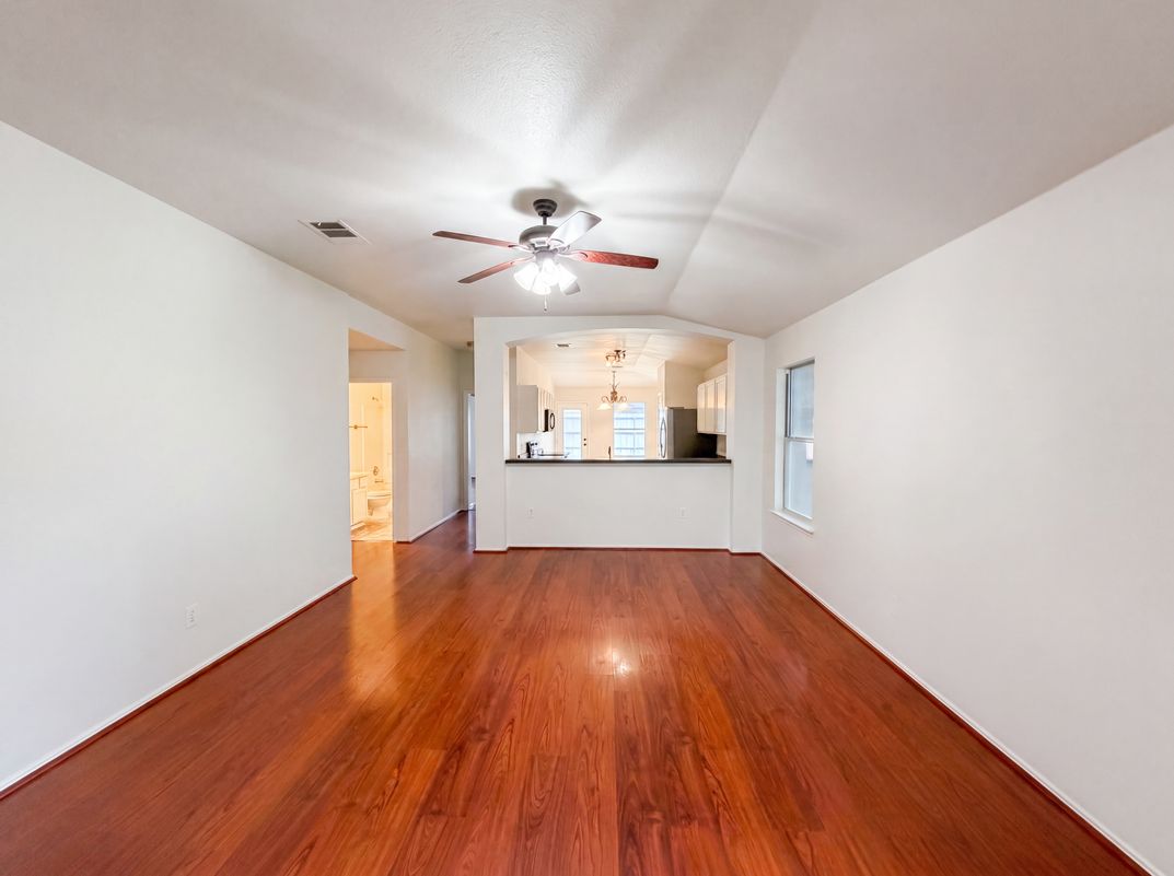Property photo 3 of 413 E Vega Ln