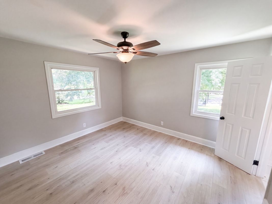 Photo 4 of 23 of 8519 Denbur Dr, Charlotte, NC