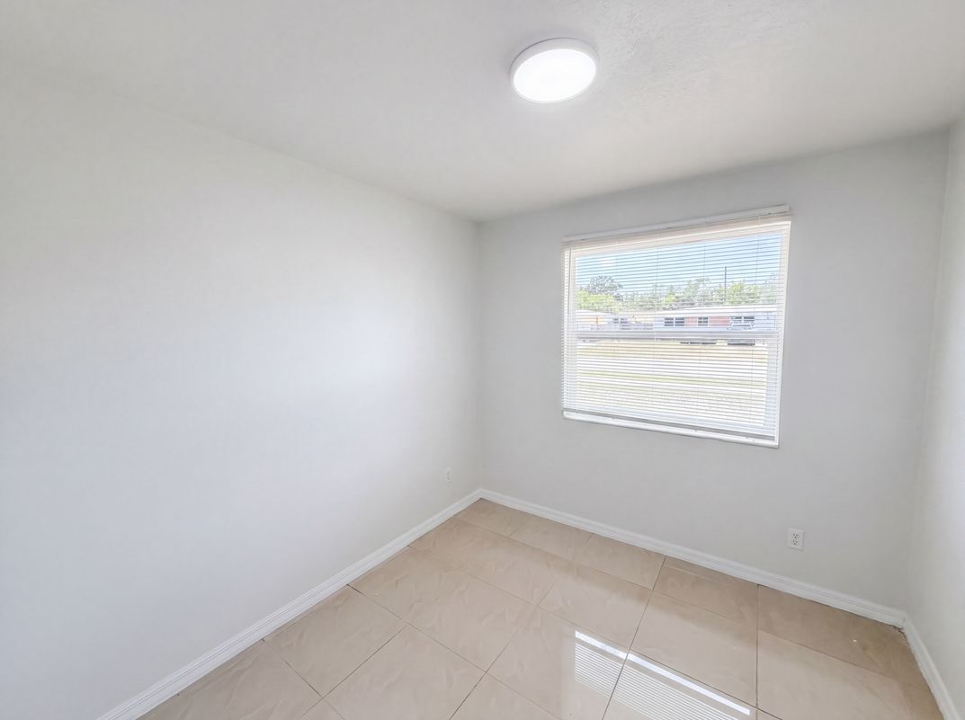 Photo 14 of 25 of 15525 Bedford Cir E, Clearwater, FL
