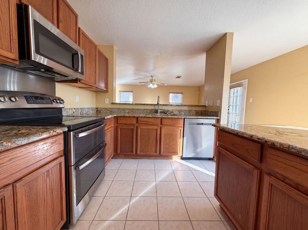 Property photo 2 of 121 Springtree Fld