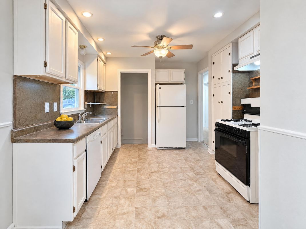 Property photo 2 of 8865 Mettetal St