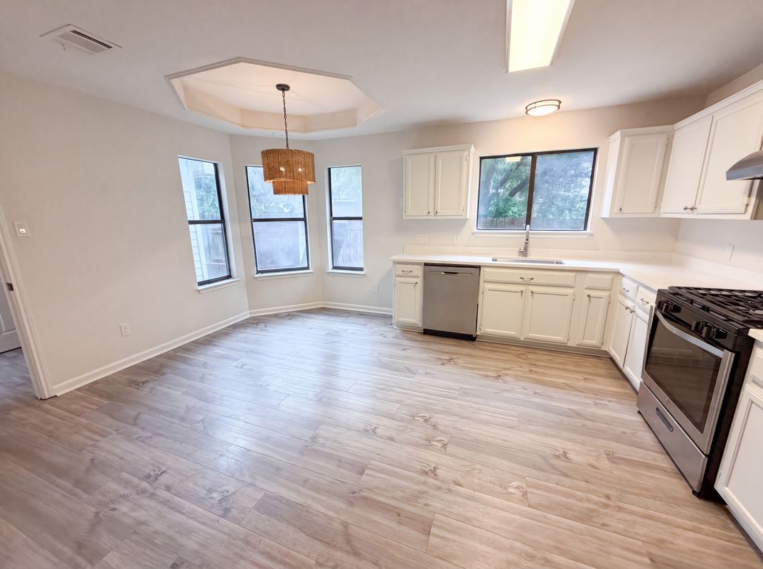 Photo 3 of 24 of 1517 River Oak Dr, Leander, TX