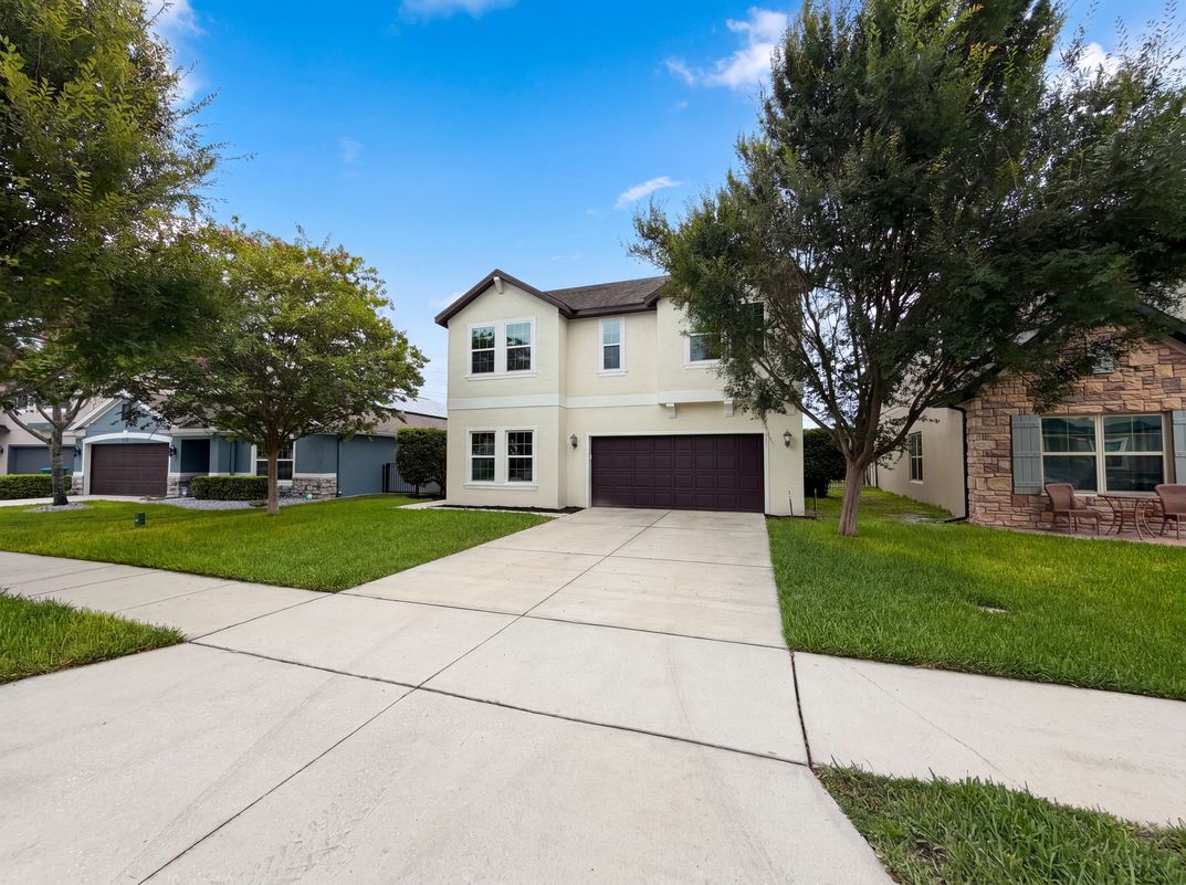 Property photo 1 of 811 Maple Leaf Loop