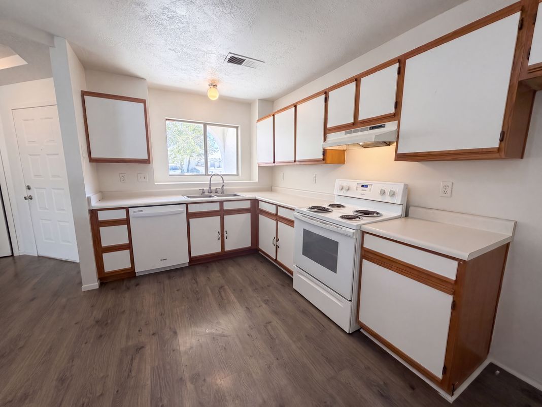 Property photo 2 of 1610 Perma Dr NE